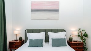 1 habitación, tabla de planchar con plancha y cuna de viaje 