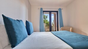 2 bedrooms, iron/ironing board, travel cot, free WiFi