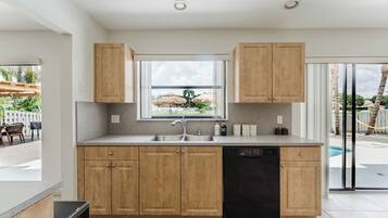 KylskÄp, mikrovÄgsugn, ugn och spishÀll