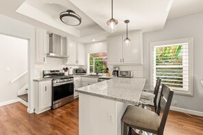 冷蔵庫、電子レンジ、オーブン、コンロ