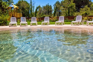 Piscine extérieure en saison