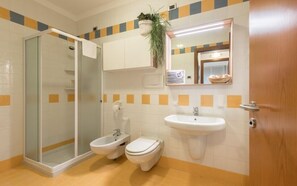Shower, free toiletries, hair dryer, bidet - COSTA RICA BIBIONE Eco Resort (San Michele al Tagliamento)