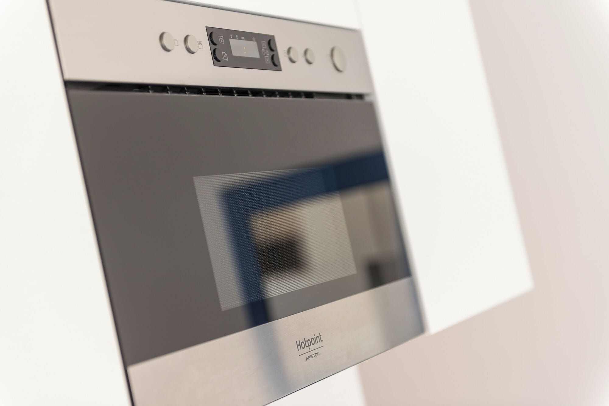 Una cocina moderna con horno empotrado y microondas.