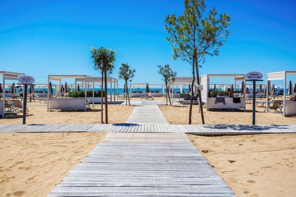 On the beach, white sand - COSTA RICA BIBIONE Eco Resort (San Michele al Tagliamento)