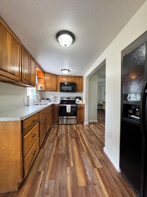 Fridge, microwave, oven, stovetop - Charming- Newly Listed, SPIRE, GOTL, Wineries (Geneva)
