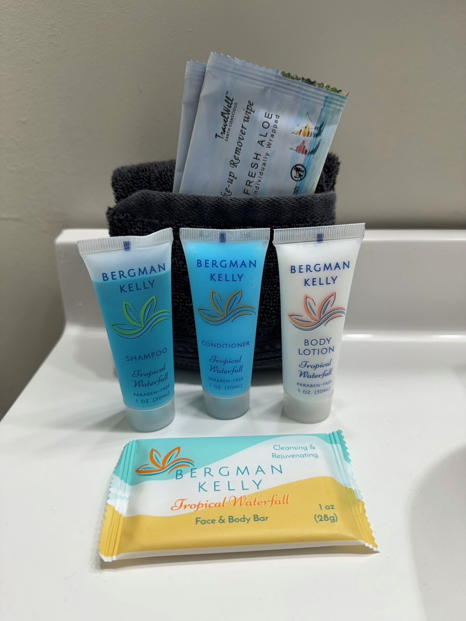Tre produkter från Bergman Kelly: schampo, balsam och kroppslotion med doften Tropical Waterfall, samt en tvål för ansikte och kropp med samma doft.
