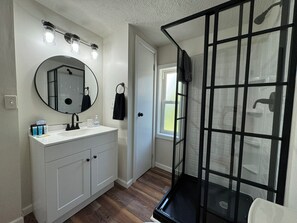 Douche, s èche-cheveux, serviettes fournies, savon