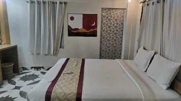 1 bedroom, desk