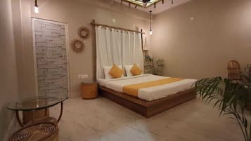 1 bedroom, desk