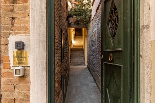 Dorsoduro Garden Room by Wonderful Italy