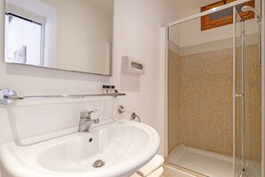 Dusche, Haartrockner, Handtücher, Seife