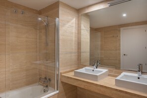 Dusche, Haartrockner, Handtücher, Toilettenpapier