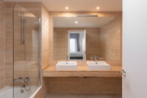 Shower, hair dryer, towels, toilet paper - Bright 3BR with Sunset Views and Garden (Benahavís)