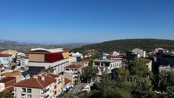 Un paisaje urbano con un edificio destacado que presenta una fachada distintiva con diseños geométricos.
