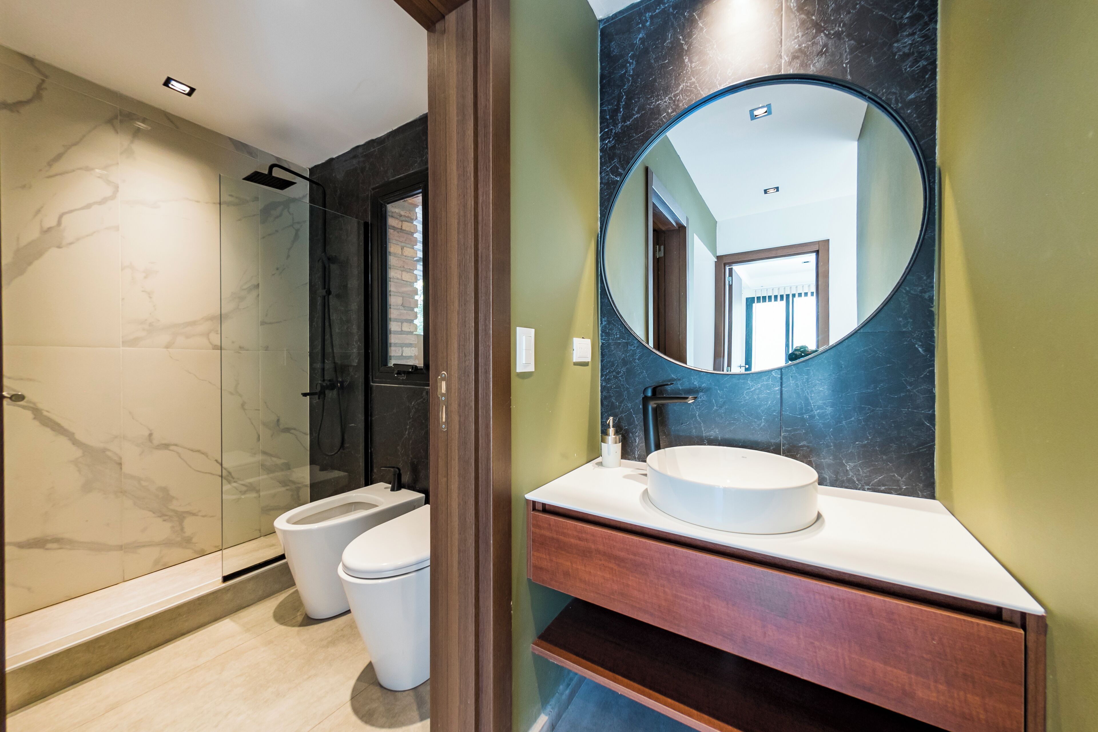 Ducha, secador de pelo, bidé y toallas