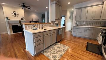 KylskÄp, mikrovÄgsugn, ugn och spishÀll