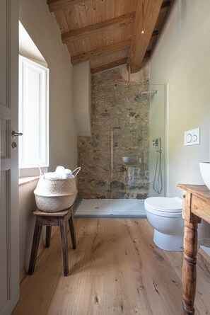 Bruser, hårtørrer, bidet, håndklæder