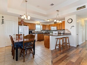 冷蔵庫、電子レンジ、オーブン、コンロ