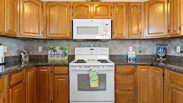 Frigorífic, microones, forn i placa de cuina