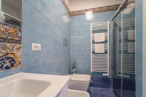 Douche, sèche-cheveux, bidet, serviettes fournies