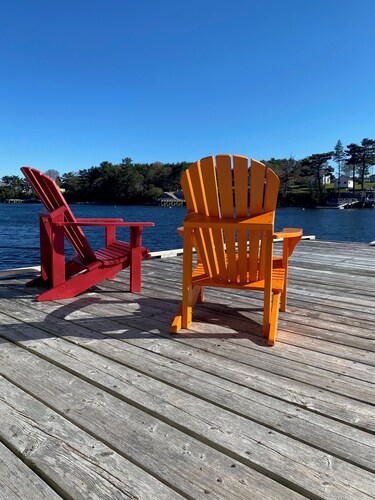 The Cooperage: Renovated historic cottage on river