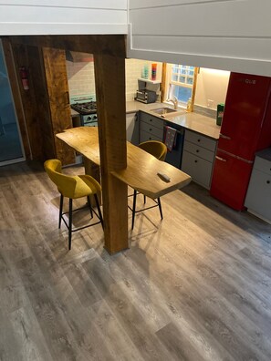 Oven, stovetop, dishwasher - The Cooperage: Renovated historic cottage on river (Mahone Bay)