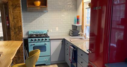 The Cooperage: Renovated historic cottage on river