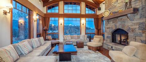 Smart-TV, Kamin, Musikbibliothek, Stereoanlage