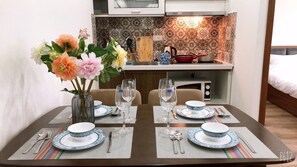 Departamento familiar, vista a la ciudad | Cocina privada | Refrigerador, microondas, parrilla de estufa y tetera eléctrica 
