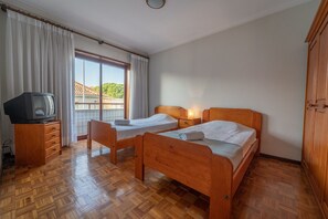 3 makuuhuonetta, silitysrauta/-lauta, ilmainen Wi-Fi, vuodevaatteet