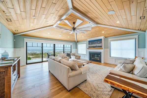 Smart TV, lareira, livros