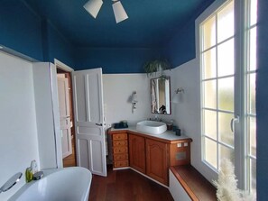 Shower, free toiletries, hair dryer, towels