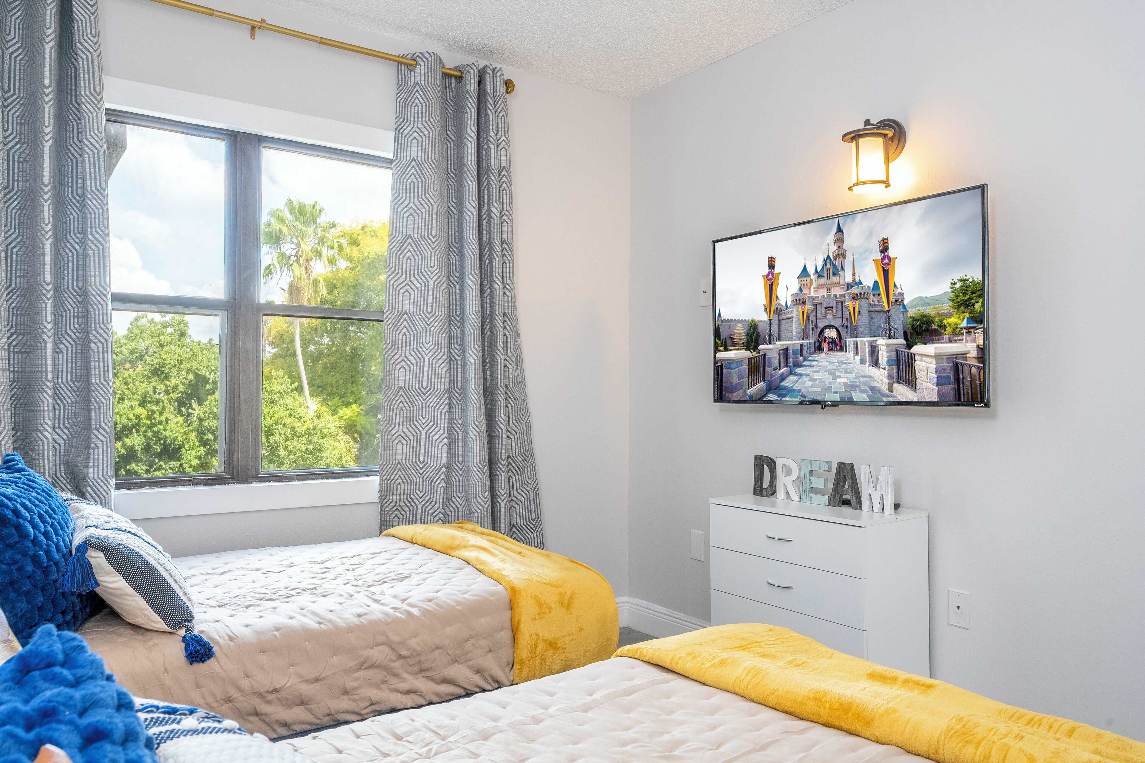 2 soverom, skrivebord, strykejern/-brett og reiseseng for barn