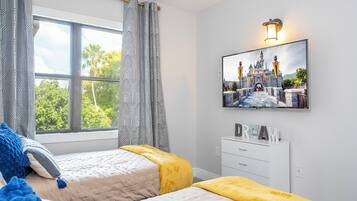 2 soverom, skrivebord, strykejern/-brett og reiseseng for barn