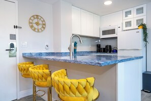 Kjøleskap, mikrobølgeovn, kokeplater og oppvaskmaskin