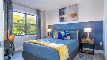 2 chambres, bureau, fer et planche Ă repasser, lit parapluie