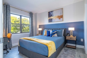 2 makuuhuonetta, työpöytä, silitysrauta/-lauta, vauvan matkasänky