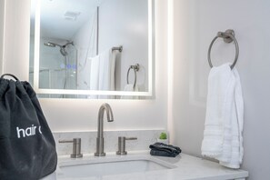 Dusche, Haartrockner, Handtücher, Seife