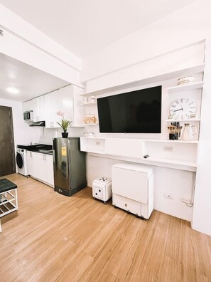 Een koelkast, een magnetron, een kookplaat, een waterkoker