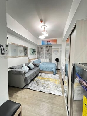 Een bureau, een strijkplank/strijkijzer, gratis wifi, beddengoed