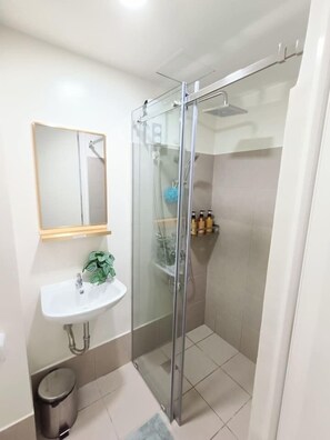 Een haardroger, handdoeken