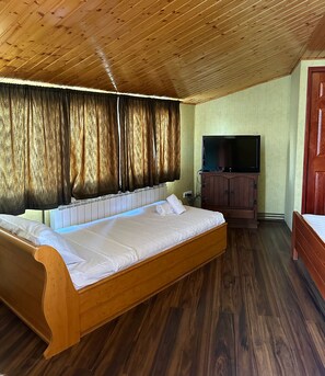 標準三人房 | 房內夾萬、隔音、免費 Wi-Fi