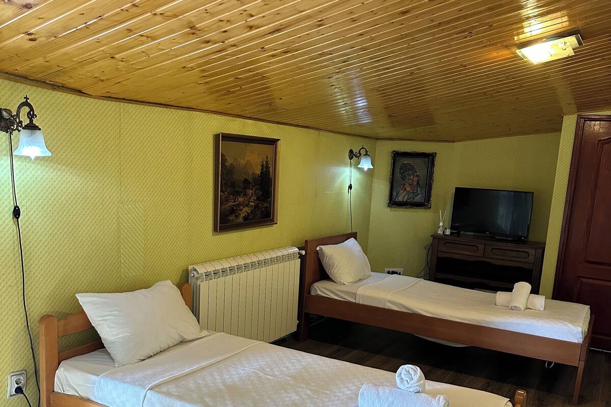 Familienzimmer, Stadtblick | Zimmersafe, schallisolierte Zimmer, kostenloses WLAN