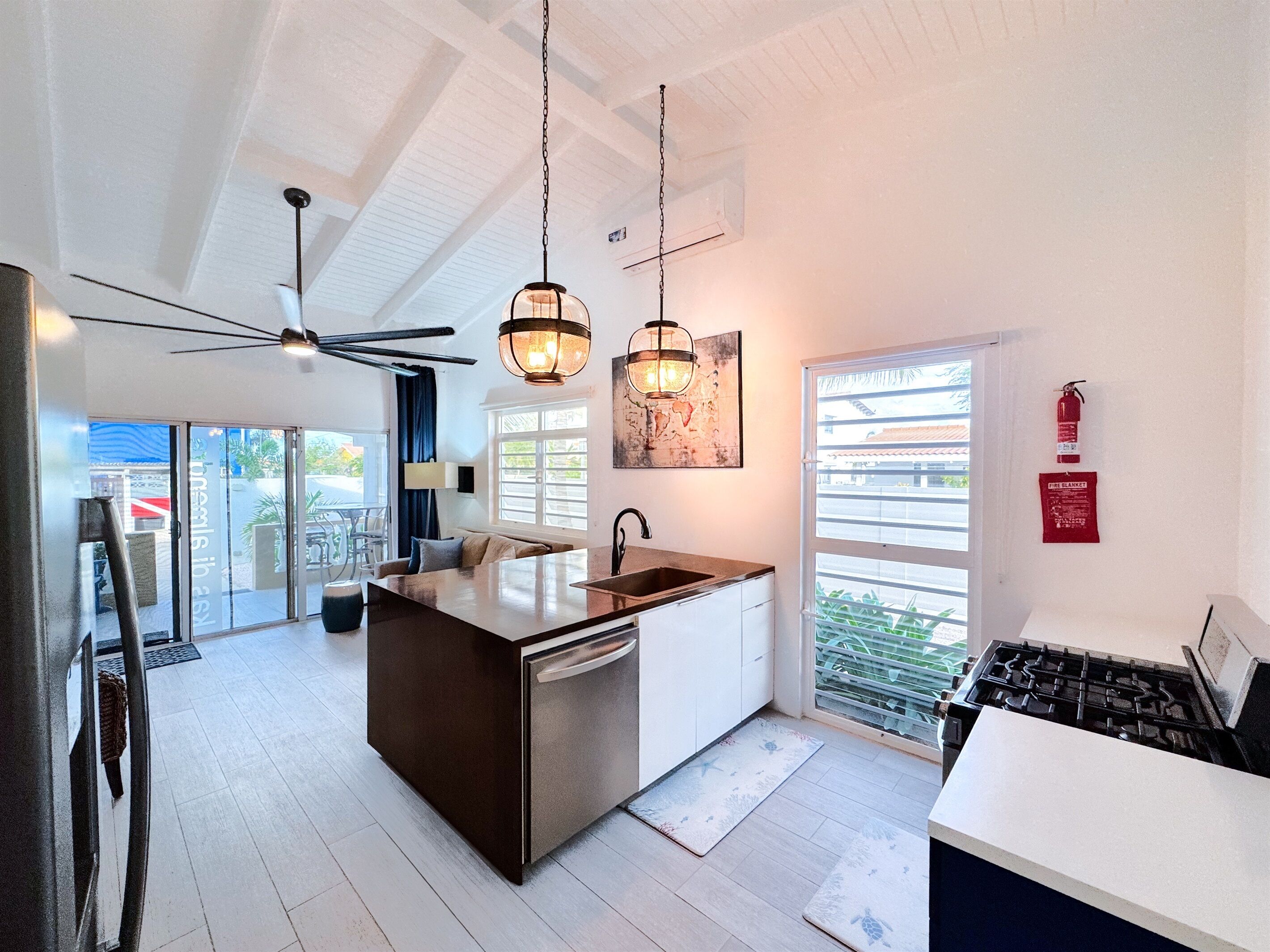 Jääkaappi, uuni, liesi, astianpesukone