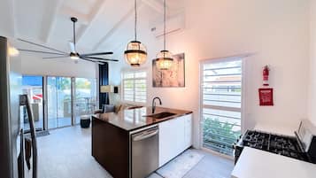 Jääkaappi, uuni, liesi, astianpesukone