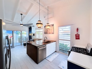 冷蔵庫、オーブン、コンロ、食器洗い機