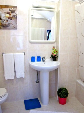 Hair dryer, towels, soap, shampoo - Casa da Horta Apartamento de 1 Quarto, Wi-fi, Piscina, Estacionamento Privado (Albufeira)