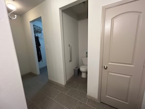 Douche, sèche-cheveux, serviettes fournies, savon