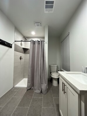Douche, sèche-cheveux, serviettes fournies, savon