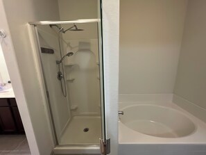 Shower, hair dryer, towels, soap - Magnolia Blooms: Spacious 5-BR 3.5 BA, tranquil, vibrant community. (Magnolia)